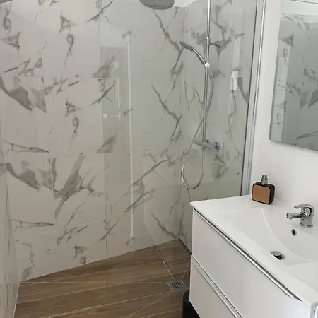 Logis Dore * מנטון